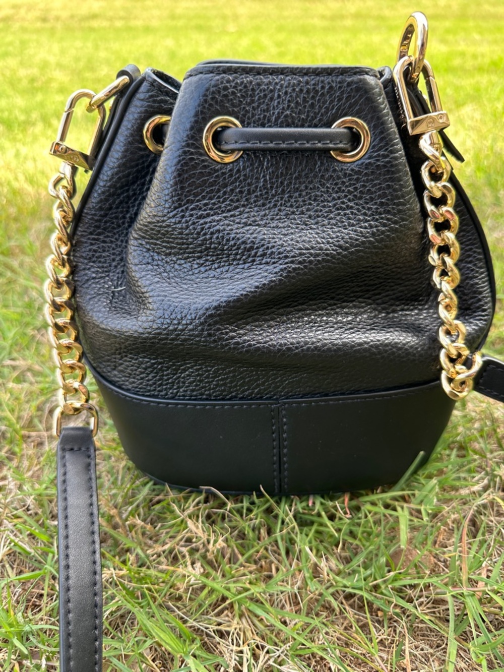 Michael Kors Devon Medium Bucket Bag in black pebbled leather black - Picture 4 of 15